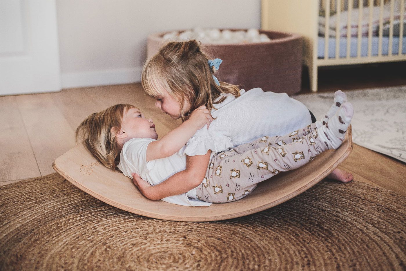 Read more about the article Montessori módszer otthon – természetes játékok és a tudatos fejlődés támogatása