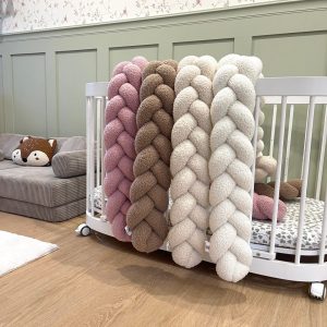 Teddy maci anyagú ágyrácsvédő – Választható színnel, fonással és hosszúsággal