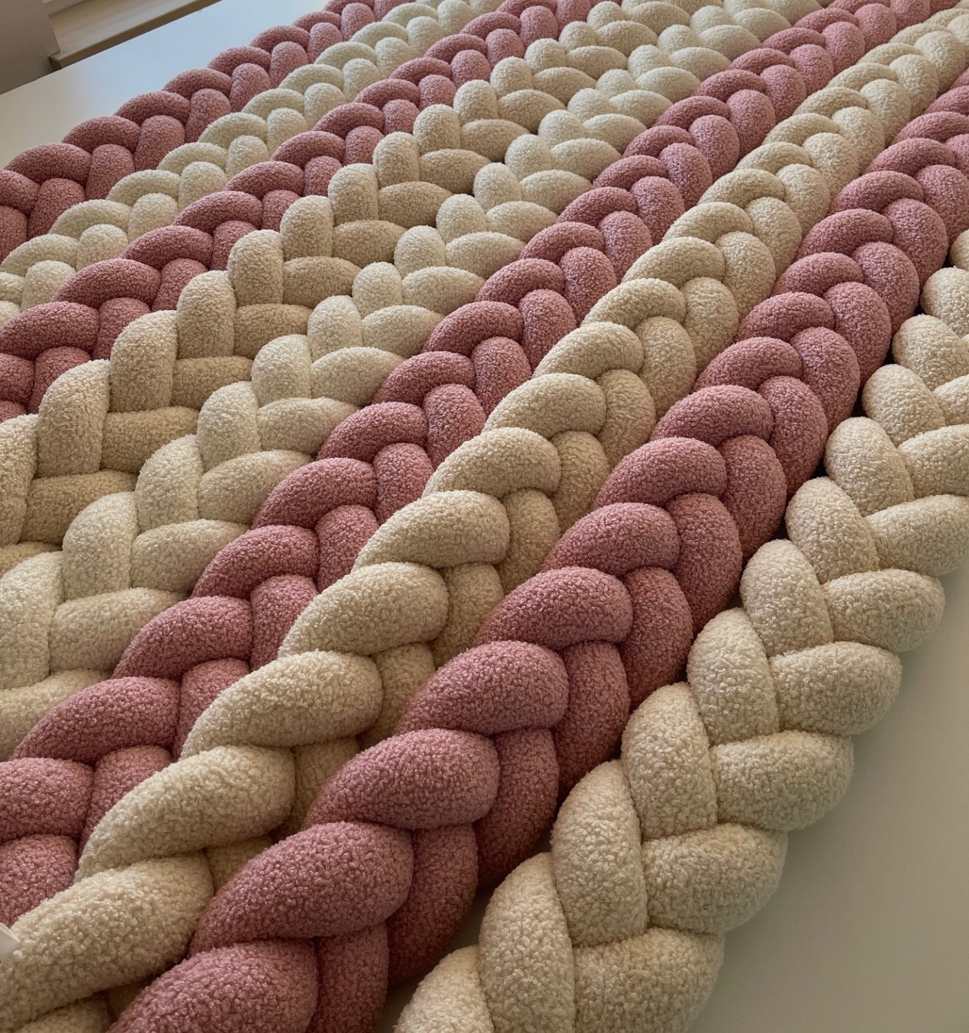 Teddy maci anyagú ágyrácsvédő - Választható színnel, fonással és hosszúsággal - Image 4